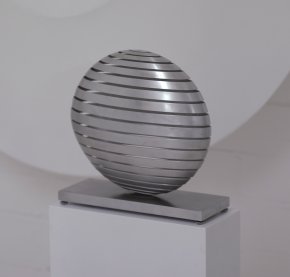 Martin Willing: Ellipsoid, eine Achse gedrittelt, 2002, Prototyp, 3 Exemplare und 2 Künstlerexemplare, Duraluminium, gelasert, gebogen, auf Aluminiumplatte, H 35 cm,  30 cm, T 11 cm